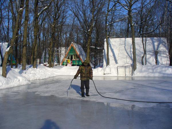 Wie man eine Eisbahn im Hof ​​mit eigenen Händen füllt