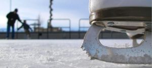 صيانة حلبة التزلج على الجليد في الفناء