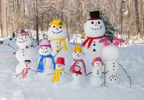 Οδηγίες για το πώς να φτιάξετε έναν χιονάνθρωπο και μια γυναίκα χιονιού με τα χέρια σας