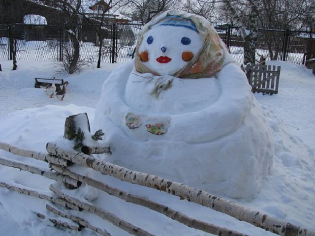 Wie man aus Schnee mit eigenen Händen einen Schneemann macht