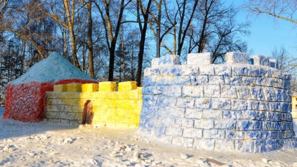 Comment modeler une belle forteresse de neige de vos propres mains