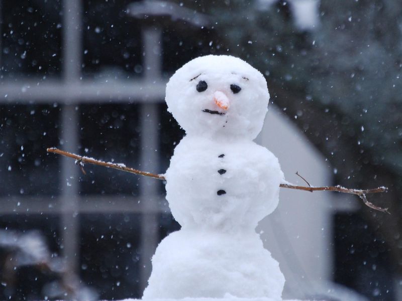 Wie man aus Schnee mit eigenen Händen einen Schneemann macht