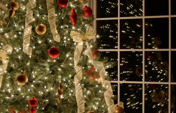 Strikken voor het versieren van een kerstboom