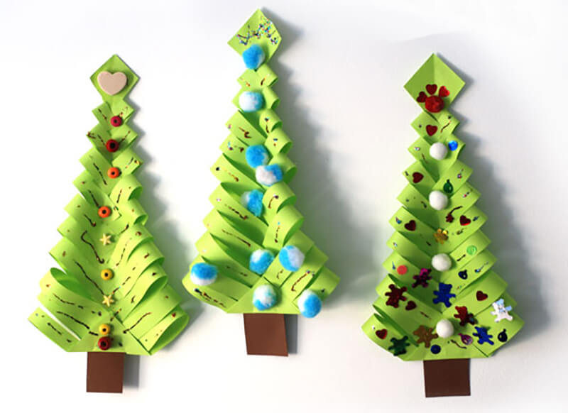 Papierový vianočný stromček na dekoráciu steny na Nový rok