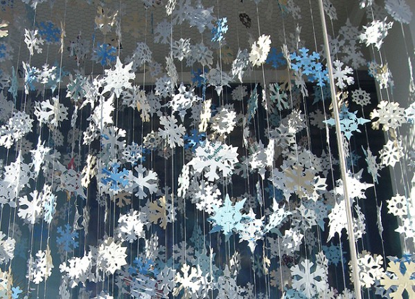 Pioggia di fiocchi di neve per decorare il soffitto per il nuovo anno