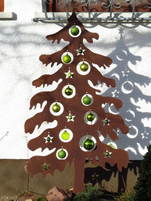 Christmas tree na gawa sa kahoy upang palamutihan ang bakuran