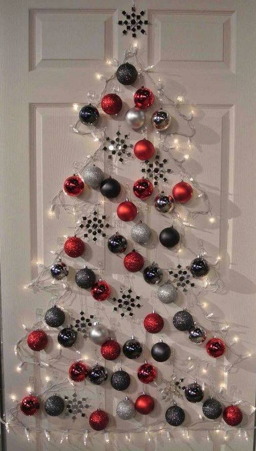 Árbol de Navidad hecho de adornos para árboles de Navidad para decoración de puertas.