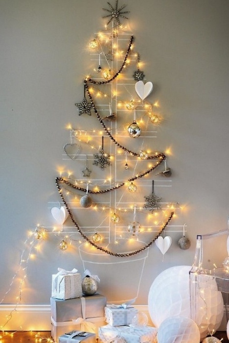Vianočný stromček vyrobený z girlandov na zdobenie stien na Nový rok