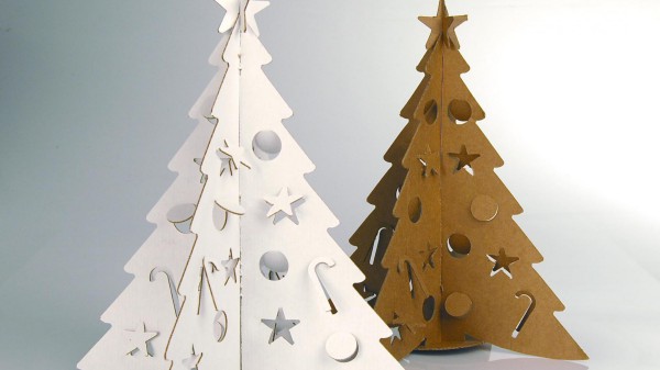 Pokok Krismas yang diperbuat daripada kadbod untuk hiasan bilik