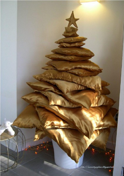 شجرة عيد الميلاد مصنوعة من الوسائد