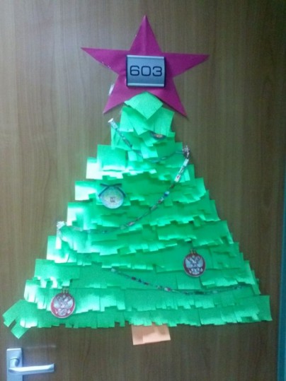 Christmas tree na gawa sa mga sticker upang palamutihan ang pintuan para sa Bagong Taon