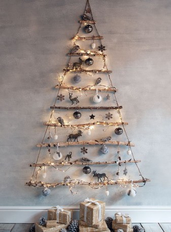 Kerstboom gemaakt van stokken voor het nieuwe jaar