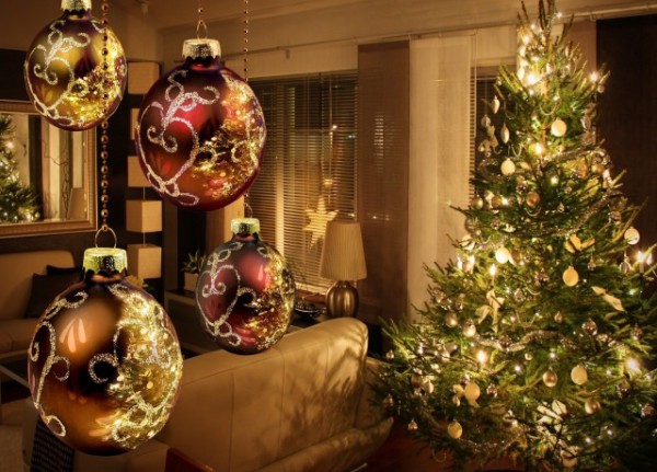 Boules de Noël pour décorer le plafond