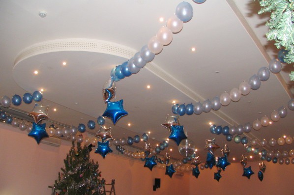 Photo decoration of the ceiling with balls for the New Year