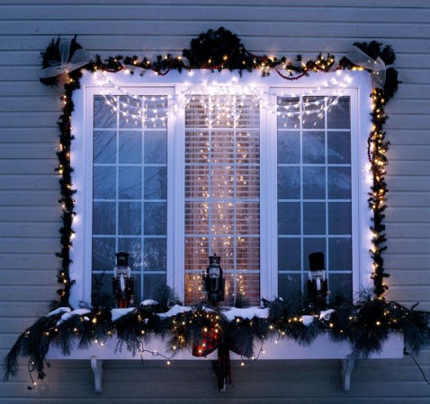 Que lindo decorar uma janela com uma guirlanda para o Ano Novo