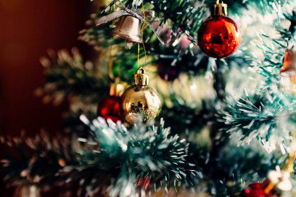 Cum să înfige un pom de Crăciun artificial