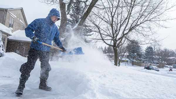 How to remove snow with a shovel
