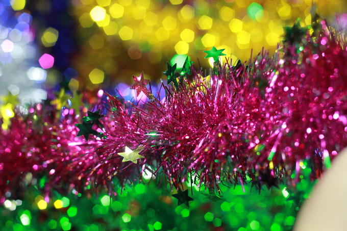 How to decorate a room with tinsel for the New Year