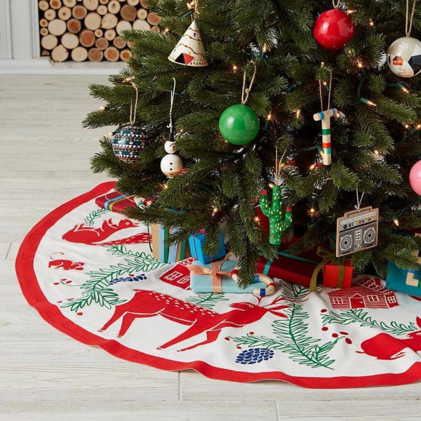 Cómo decorar la parte inferior de un árbol de Navidad para el Año Nuevo.