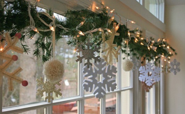 Hur man dekorerar ett fönster med en krans för det nya året