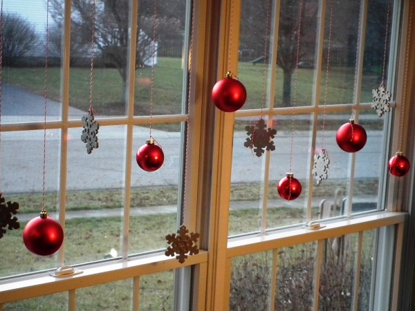 Com decorar una finestra amb globus per a l’any nou