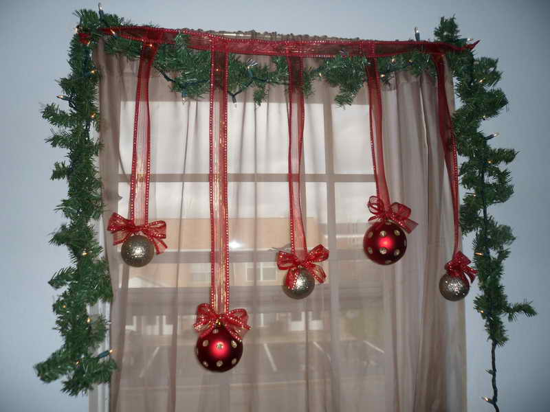 Com decorar una finestra amb globus per a l’any nou