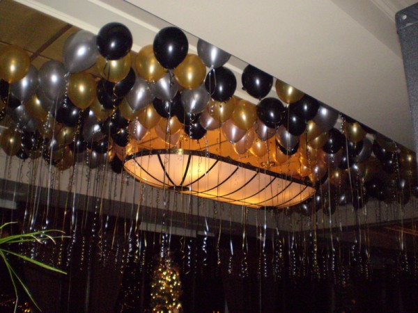 How to decorate the ceiling with balloons for the New Year