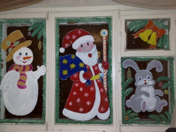 Красива рисунка на прозореца за Нова година в детската градина