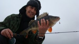 صيد سمك الفرخ في الشتاء على المعكرونة