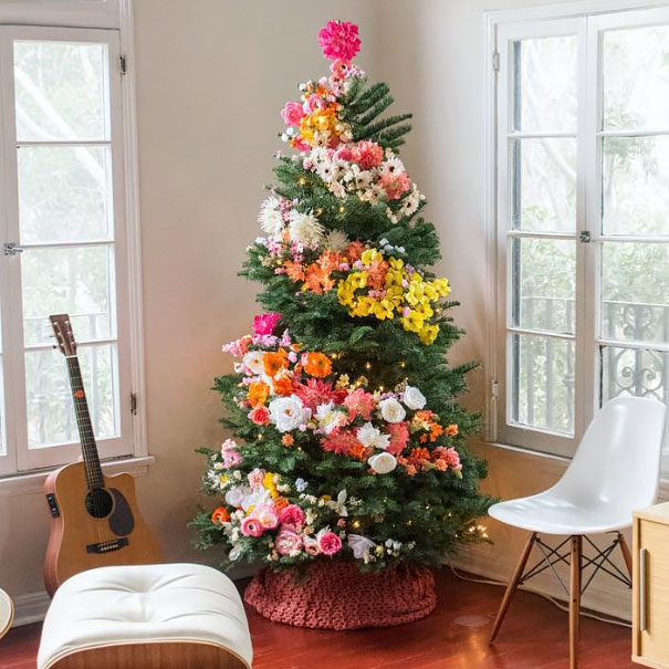 Decoración del árbol de navidad con flores.