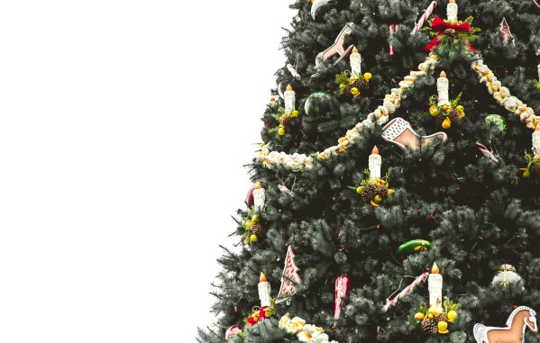 Ziemassvētku rotājumi uz ielas koka