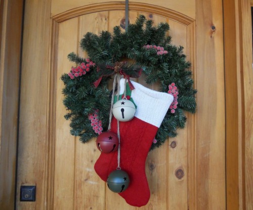 Stoking Krismas untuk menghiasi pintu