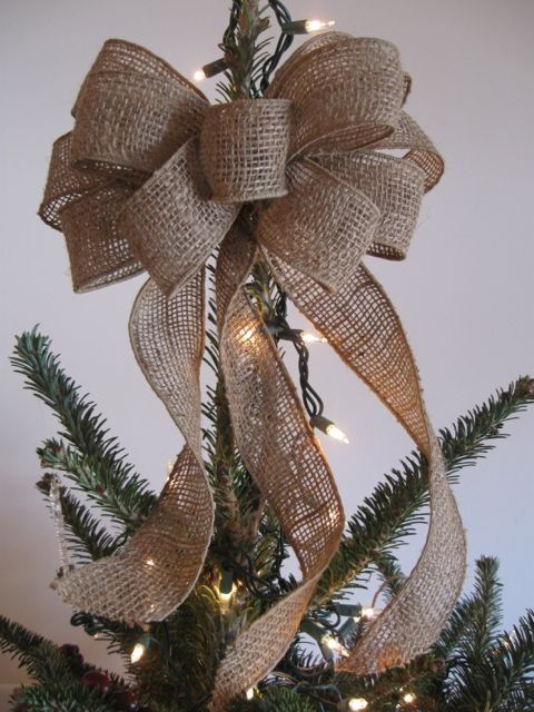 Kerstboom versierd met strikken