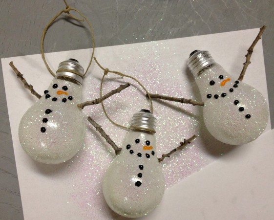 Crafts for the New Year from light bulbs