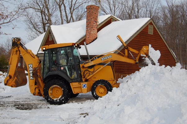 Sniega savākšana ar traktoru