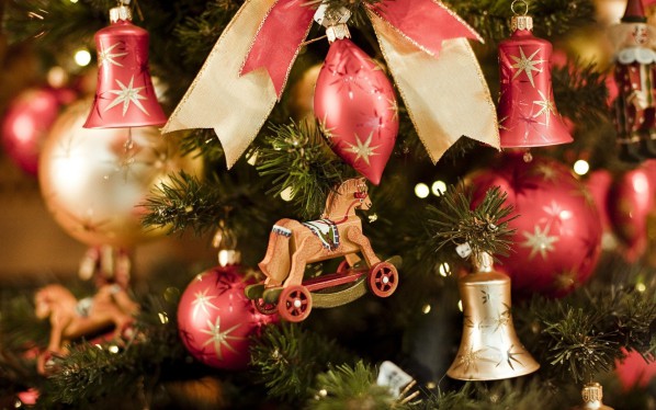 زينة شجرة عيد الميلاد التقليدية للعام الجديد