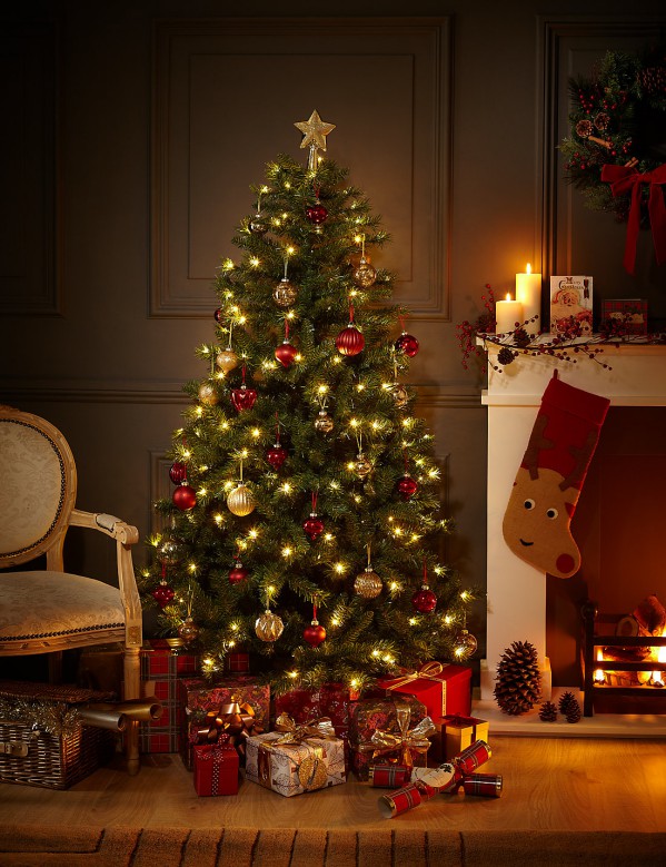 Decoración tradicional del árbol de Navidad para el año nuevo.