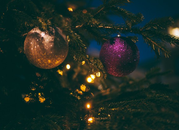 Die Tradition, einen Weihnachtsbaum für das neue Jahr zu schmücken