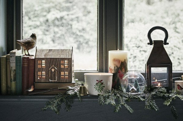 Оригинални идеи за новогодишна декорация на перваза на прозореца