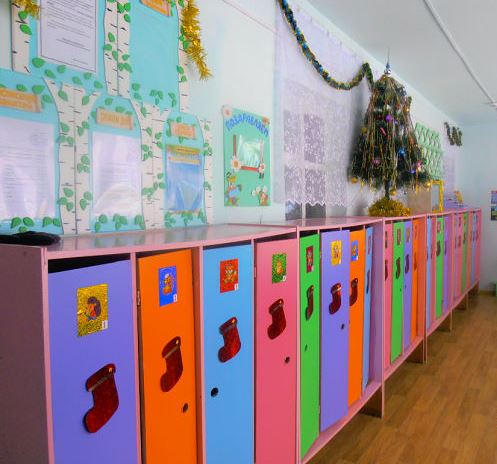 Decoração de portas para o ano novo no jardim de infância