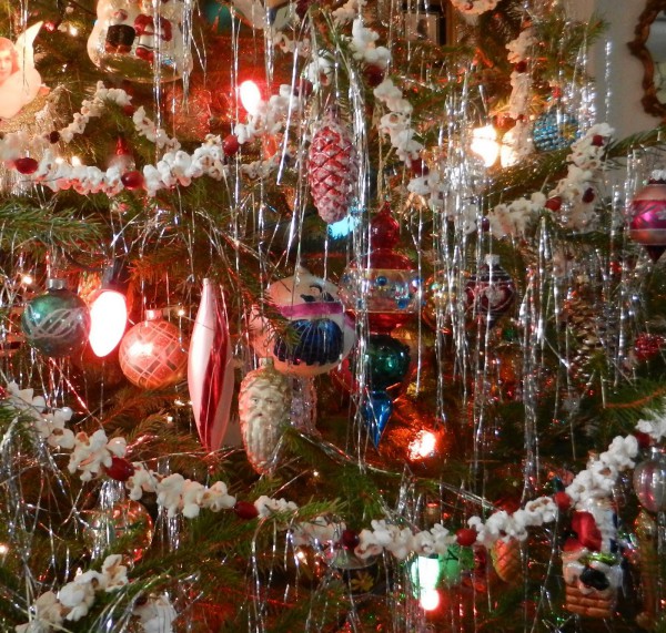 زينة شجرة عيد الميلاد للعام الجديد بأسلوب عتيق
