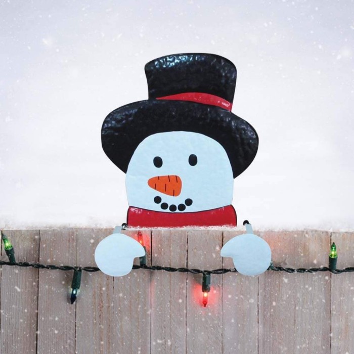A ház homlokzatának díszítése hóemberekkel a 2018-as új évre