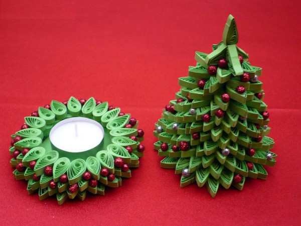 Decoración de árbol de Navidad de bricolaje hecha de papel.