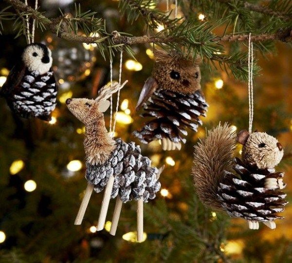 Pinalamutian ang isang Christmas tree na gawa sa natural na materyales