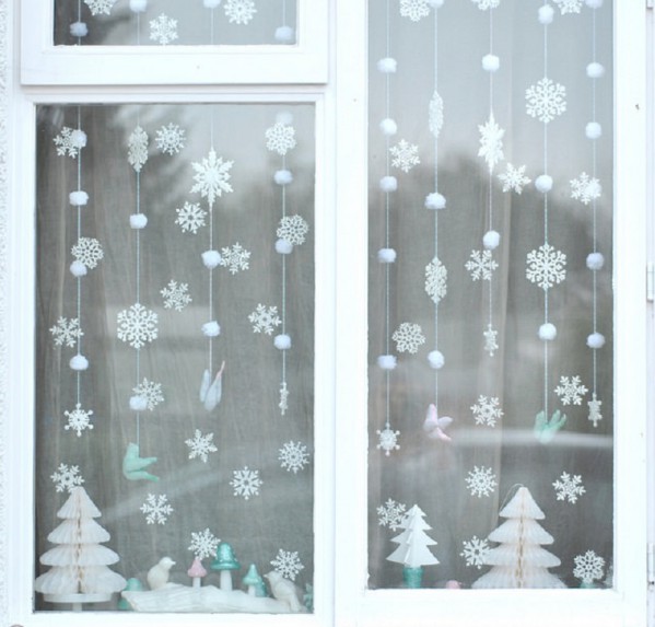Zdobenie okien snehovými vločkami