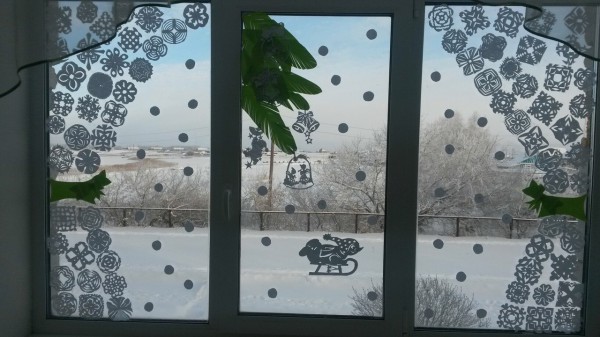 Decorarea ferestrelor la școală pentru Anul Nou 2018