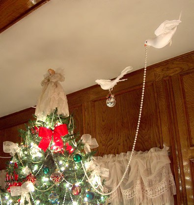 Декорация на тавана с мъниста за Нова година
