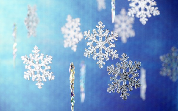 Stropná dekorácia na Nový rok s dažďom snehových vločiek