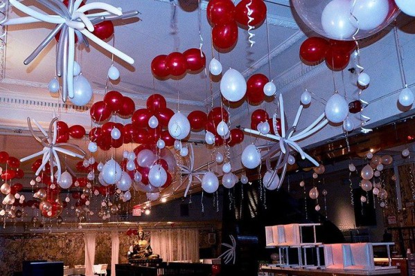 Decorazione del soffitto con palloncini per il nuovo anno
