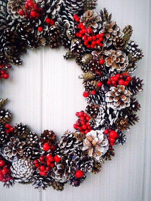 Wall decoration for the New Year with crafts from natural materials